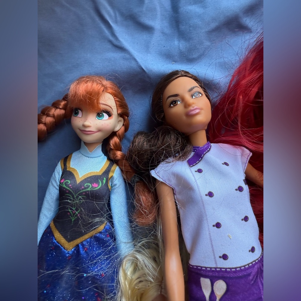 Disney Doll Collection with Red and Blue Outfits - Picture 5 of 6